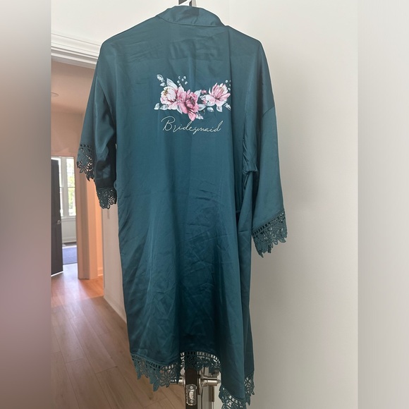 100% polyester emerald green bridesmaid robe. Brand new. Tie missing. One size - Picture 1 of 2